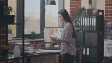 İş kadını proje üzerinde çalışmak için belgeleri kullanıyor