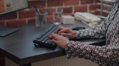 Bilgisayar klavyesinde yazan girişimciyi kapat