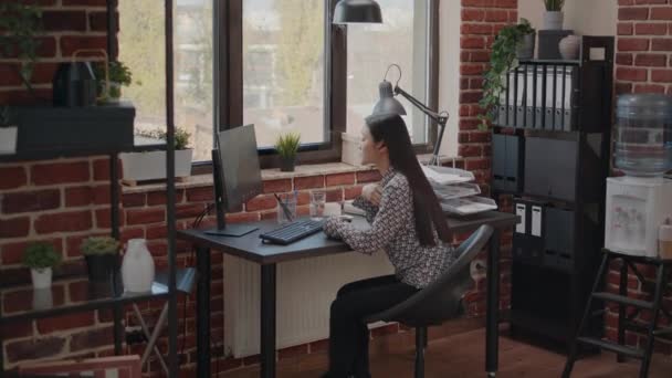 Бизнес-леди разговаривает с мужчиной по онлайн-видеосвязи — стоковое видео