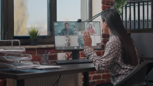 Empleado hablando con compañeros de trabajo en videollamada en línea — Vídeos de Stock
