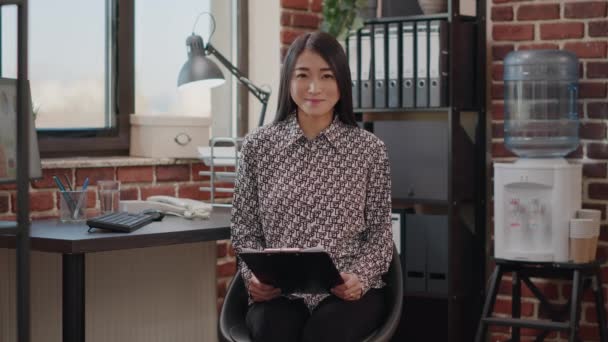 POV de mujer de negocios hablando en videollamada en la oficina — Vídeos de Stock