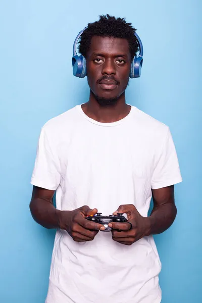 Portrét muže hrajícího videohry s ovladačem — Stock fotografie