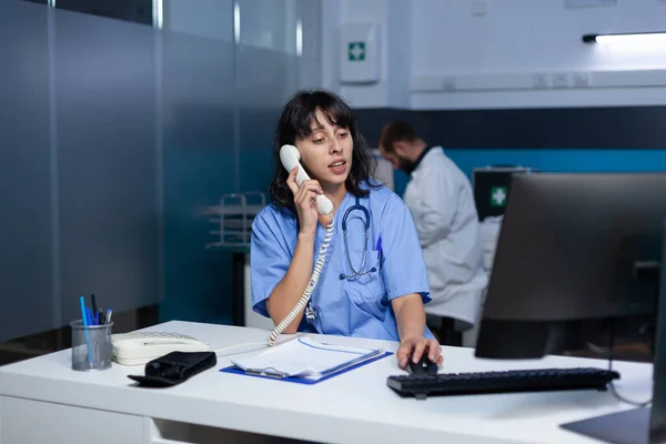 Assistant médical parlant sur téléphone fixe pour les soins de santé — Photo