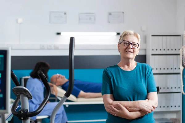 Porträt einer Rentnerin, die auf körperliche Genesung wartet — Stockfoto