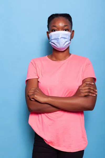 Portret afrykańskiego nastolatka noszącego ochronną medyczną maskę na twarz — Zdjęcie stockowe