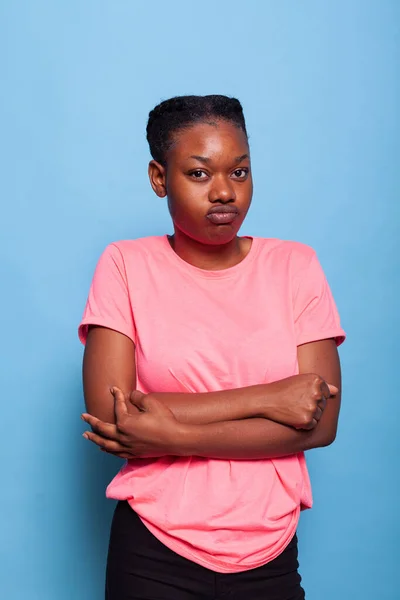 Retrato da jovem afro-americana desapontada com raiva fazendo expressão furiosa — Fotografia de Stock