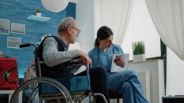 Fiziksel hastalığı olan yaşlı bir hasta kalp figürüne bakıyor.