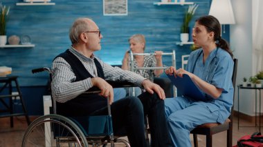 Emekli hastaya danışmanlık yapan tıbbi asistan.