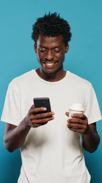 Portret van een moderne persoon op zoek naar display op smartphone — Stockfoto