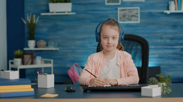 POV małego dziecka noszącego słuchawki w rozmowie wideo — Zdjęcie stockowe