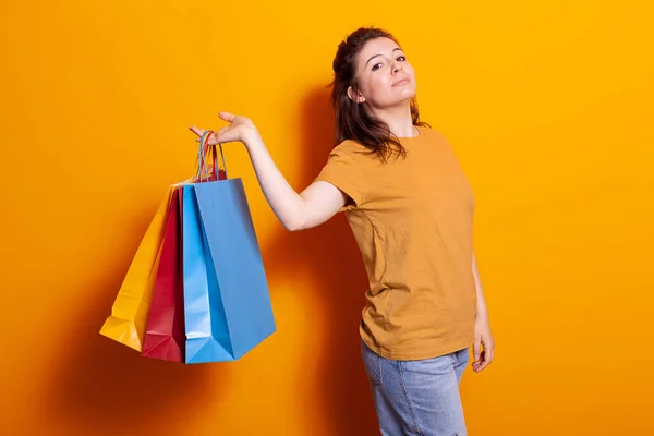 Tillfälliga vuxna innehav shoppingväskor efter att ha köpt kläder till försäljning — Stockfoto