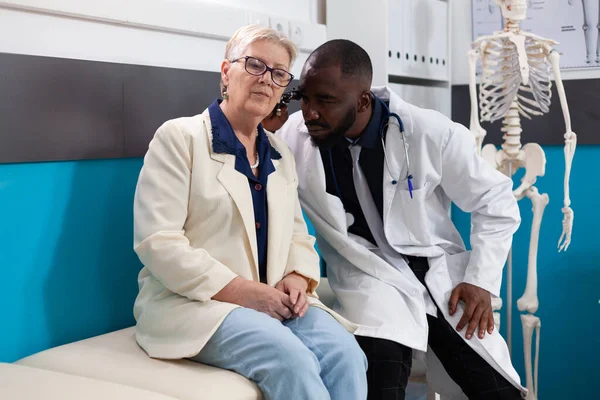 Otologista homem médico verificando infecção do ouvido usando otoscópio médico explicando diagonosi doença — Fotografia de Stock