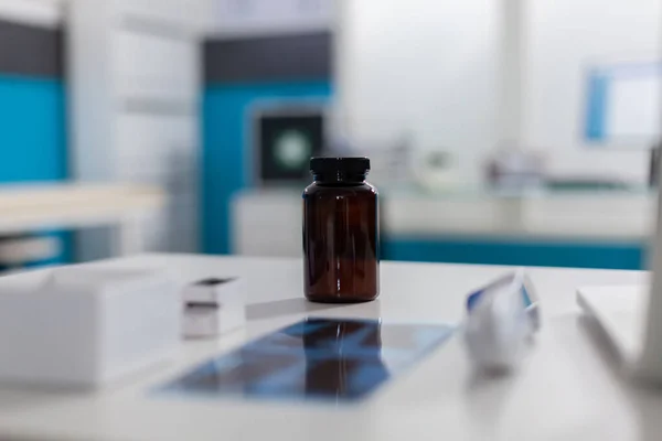 Close up of bottle of pills and radiography on desk — Stock Photo, Image