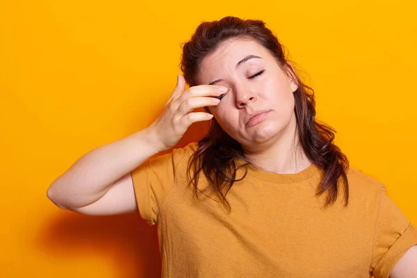 Gros plan de la jeune femme frottant la main sur les yeux se sentant fatigué — Photo