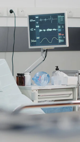 Nessuno nel reparto ospedaliero con cardiofrequenzimetro e letto — Foto Stock