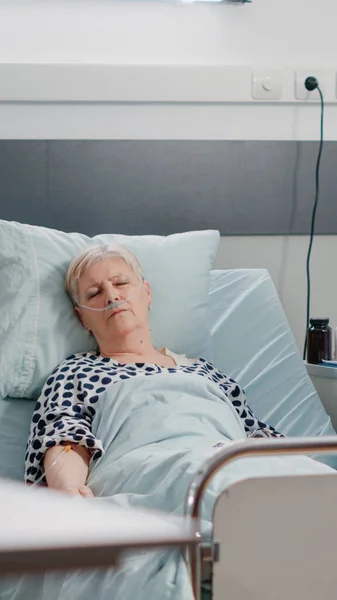Alterskranker Patient ruht im Krankenhausbett — Stockfoto