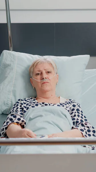 POV idős nő beteg beszél videohívás — Stock Fotó