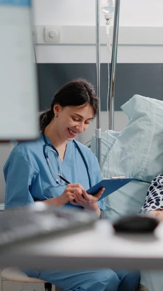 医療チームのコンサルティングは、ベッドに横に酸素濃度計を持つ患者 — ストック写真