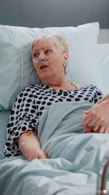 Hastalıklı kıdemli hasta doktorla tedaviyi tartışıyor