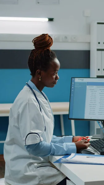 Paciente explicando dor e sintomas ao médico na consulta — Fotografia de Stock