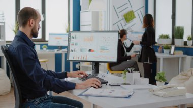 Veri tablosu tasarımı üzerinde çalışan şirket çalışanı