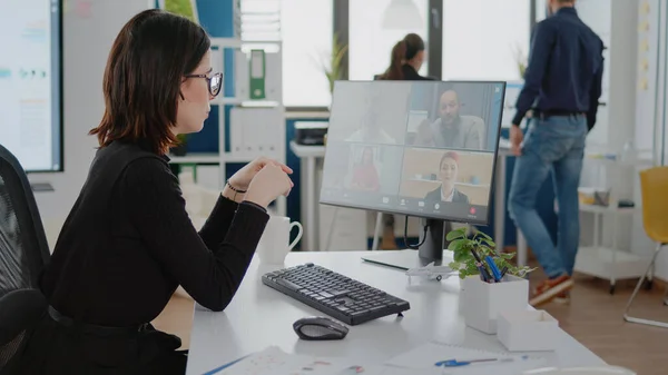 Empresaria usando videollamada para reunirse con compañeros de trabajo —  Fotos de Stock