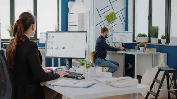 Femme avec le travail d'entreprise en utilisant un ordinateur avec des graphiques de données — Photo