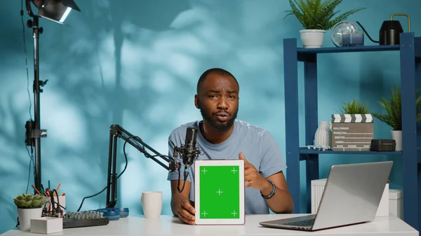 ブロガー垂直タブレットや撮影で緑の画面を保持 — ストック写真