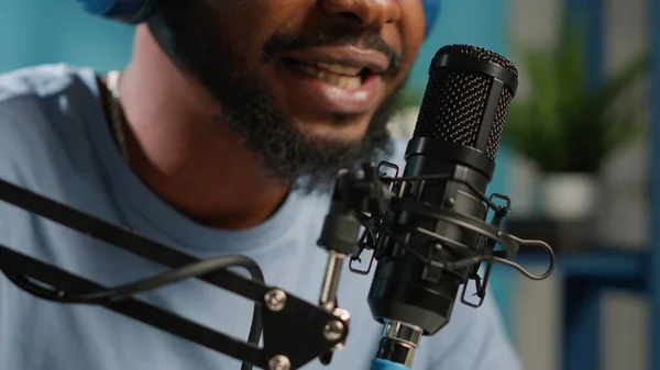 Närbild av afrikansk amerikansk vlogger med hjälp av mikrofon — Stockfoto