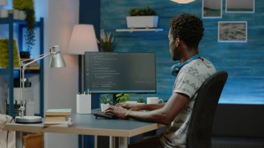 Web arayüzü geliştirme için ikili kod kullanan programcı