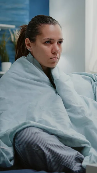 Mujer enferma con gripe estacional temblando en manta en casa — Foto de Stock