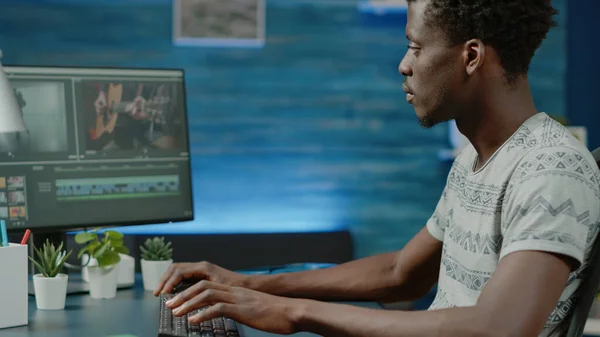 Κοντινό πλάνο του μαύρου videographer που εργάζεται με το λογισμικό επεξεργασίας βίντεο — Φωτογραφία Αρχείου