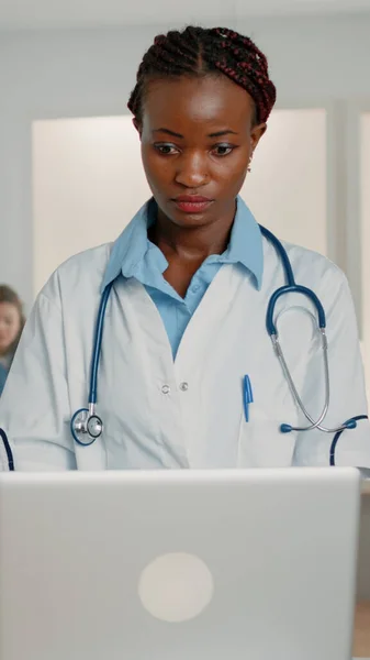 Médico mulher com estetoscópio trabalhando com laptop moderno — Fotografia de Stock