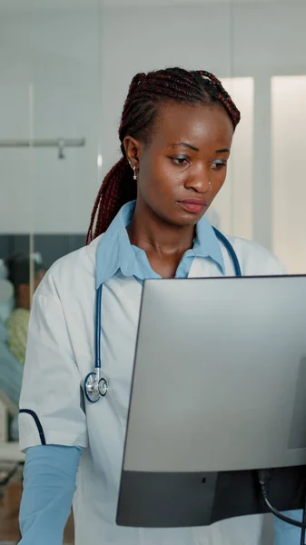 Femme travaillant comme médecin avec stéthoscope utilisant un ordinateur — Photo