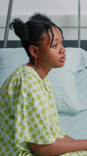 Portret van Afro-Amerikaanse patiënt in ziekenhuisafdeling bed — Stockfoto