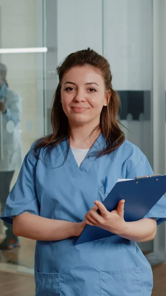 Porträt einer Frau, die als Krankenschwester mit Checkup-Papieren arbeitet — Stockfoto
