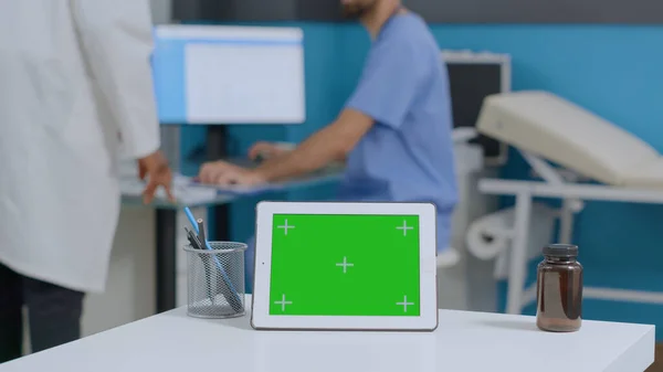 Närbild av mock up grön skärm kroma nyckel tablett dator med isolerad display — Stockfoto