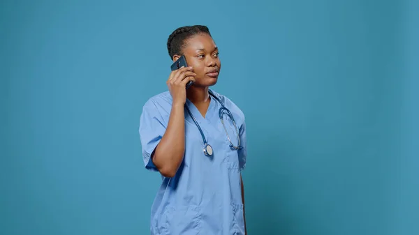 Portret van een verpleegster in uniform in gesprek — Stockfoto