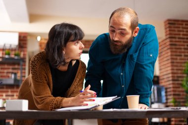 Yönetici yönetici şirket stratejisini yönetim projesinde çalışan iş kadınına açıkladı