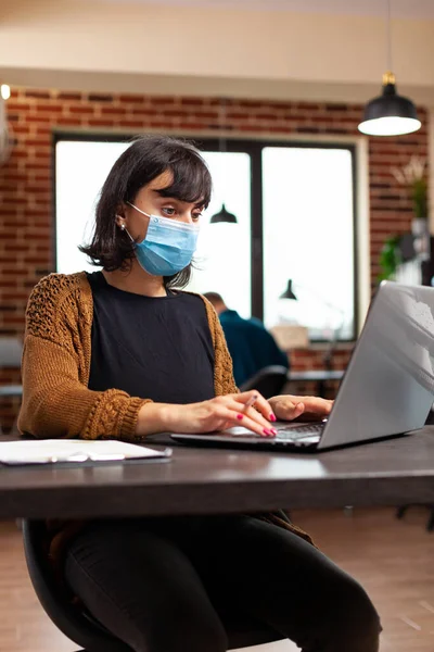 Деловая женщина с медицинской защитной маской для лица, чтобы предотвратить заражение коронавирусом — стоковое фото