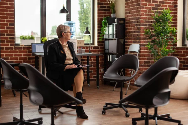 Kadın psikoterapist grup terapisi hakkında düşünüyor.