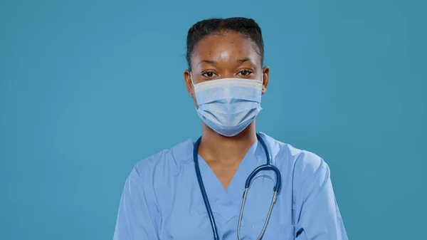 Zbliżenie afrykańskiej pielęgniarki uśmiechniętej do kamery — Zdjęcie stockowe