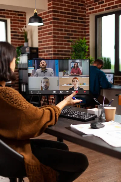 Manager wykonawczy omawiający strategię biznesową ze zdalnymi kolegami podczas wideokonferencji online — Zdjęcie stockowe