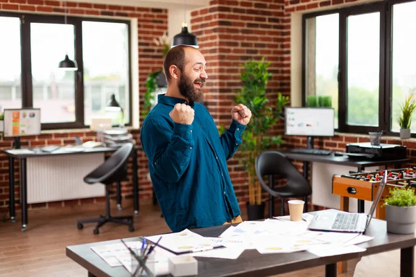 Rire homme d'affaires dansant dans le bureau de démarrage célébrant le succès du projet de marketing — Photo