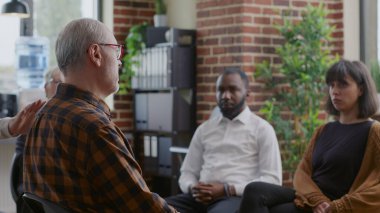 Yaşlı adam grup terapisinde insanların önünde alkolizm ve depresyon hakkında günah çıkarıyor.