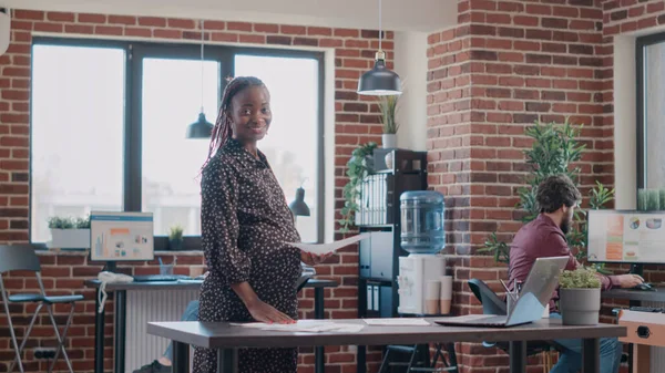 Ritratto di donna incinta che lavora a un progetto aziendale — Foto Stock