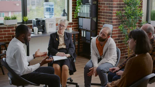 Personas multiétnicas discutiendo sobre la adicción en la terapia de grupo aa — Foto de Stock