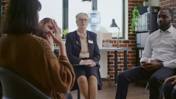 Woman therapist listening to people with addiciton problems at aa group meeting — Stock Photo, Image