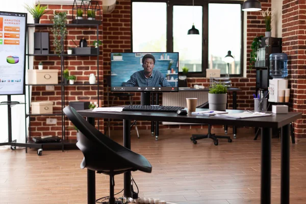 Computador com videochamada on-line na mesa do escritório de negócios — Fotografia de Stock