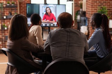 Yöneticiler, proje fikirlerini uzaktan liderle tartışan kişileri yönetiyor